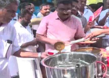 पुलिस ट्रेनियों के मेन्यू से हटा दी बीफ तो कांग्रेस कार्यकर्ता थाना के सामने ही बांटने लगे बीफ करी और ब्रेड