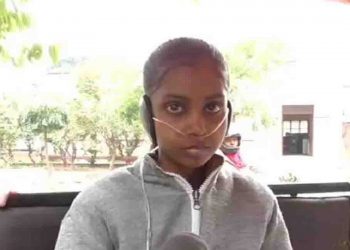 फेफड़े कमजोर, पर हौसले मजबूत : ऑक्सीजन सिलेंडर के साथ हाईस्कूल की परीक्षा दे रही यह लड़की