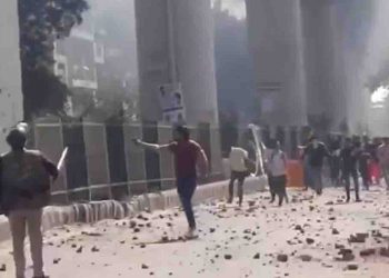 वायरल वीडियो : CAA Protests दिल्लीं में पुलिसवाले के सामने युवक ने चलाईं गोलियां