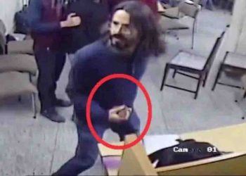 जामिया का नया वीडियो कुछ और ही बयान कर रहा है : प्रोटेस्टर्स के हाथ में पत्थर है और उसे लाइब्रेरी में छिपाने की कोशि‍श की जा रही है