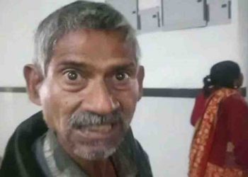 डॉक्टर की कुर्सी थी खाली इसलिये बैठ गया एक मानसिक रोगी : कई मरीजों को लिख दिया जांच और दवा