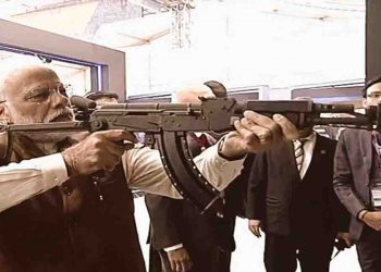 …और राइफल उठा गोलियां बरसाने लगे पीएम नरेंद्र मोदी