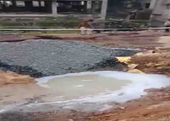 नमामि गंगे का काम चल रहा था : अचानक से डीजल बहने लगा सड़क पर