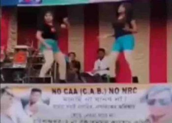 TMC की CAA के खिलाफ सभा में बुलाई महिला डांसर और फिर विरोध भूल जमकर लगा ठुमका