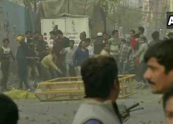 दिल्लीे के जाफराबाद में CAA विरोधियों की पत्थरबाजी, बिगड़े हालात
