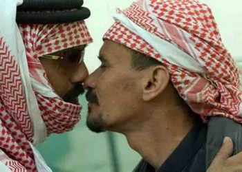 नाक से नाक सटाकर KISS करने पर इस मुस्लिम देश ने लगाया बैन