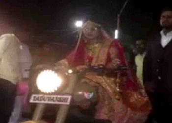अनोखी शादी : बुलेट से आई दुल्हन और ‘नीतीश कुमार’ के गले में डाली वरमाला