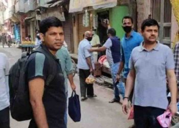 रूप बदलकर दुकानों पर पहुंचे DM- SSP, महंगा सामान बेचने पर 9 दुकानदारों को किया गिरफ्तार