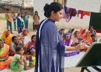 दलित बस्ती में ज्ञान का प्रकाश फैला रही गोपालगंज की गीता : महिलाओं को कर रही साक्षर
