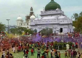 होरी खेलूं कह बिस्मिलाहः देवा शरीफ़ की दरगाह, जहां हर मज़हब के लोगों ने मिलकर मनाई होली