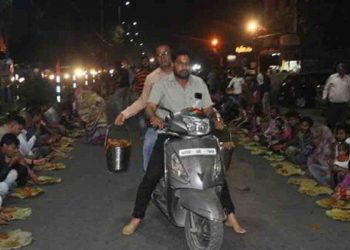 महाभोज : 7 KM लंबी सड़क, 10 हजार लोगों ने दोपहिया वाहनों से 10 लाख लोगों को खि‍लाया प्रसाद