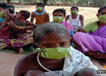 कोरोना के डर से सखुआ पत्ता का मास्क पहन रहे ग्रामीण, कहा-हमनी के मास्क कौन देगा