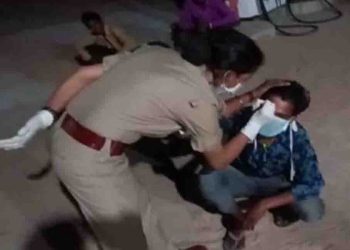 पुलिस ने घर जा रहे मजदूर के माथे पर लिखा- ‘मुझसे दूर रहो, मैंने लॉकडाउन तोड़ा है’