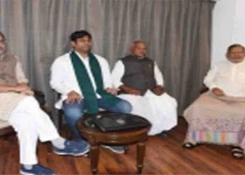 तेजस्वी के खि‍लाफ महागठबंधन ने खोला मोर्चा : मांझी आवास पर बैठक