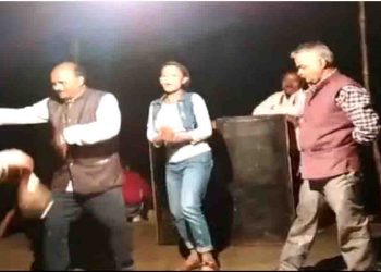 मुखि‍या ने शराबबंदी का उड़ाया मजाक : बार बाला संग जमकर लगाए ठुमके