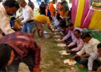 बिहार: नियोजित शिक्षकों ने पहले सीएम नीतीश का मनाया श्राद्ध कर्म, फिर किया ब्रह्मभोज का आयोजन