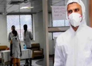 दुखद : PMCH में रेन कोट पहन कोरोना मरीजों का इलाज कर रहे बिहार के डॉक्टर