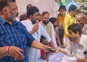 बिहार: पप्पू यादव ने कार्यकर्ताओं के साथ बांटा साबुन-मास्क, बोले- हम जनता का साथ