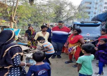 कोरोना को लेकर पप्पू यादव का जागरूकता अभि‍यान, घर-घर जाकर लोगों के बीच बाटें मास्क और सेनिटाइजर
