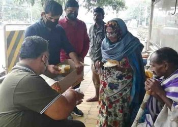 लॉकडाउन के मसीहा बने पप्पू यादव : मजदुरों/भि‍खारियों के घर तक पहुँचा रहे खाना, साबुन और सैनिटाइजर