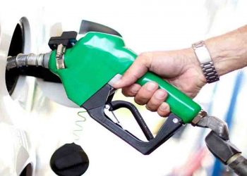 SBI का सुझाव : सरकार को पेट्रोल की क़ीमत 12 और डीजल 10 रूपये प्रति लीटर तक कम करना चाहिये