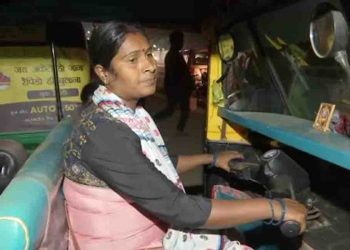 महिला दिवस : ऑटो चलाती है संगीता, कई महिलाओं की है प्रेरणास्त्रोत