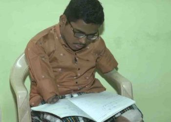 शि‍वम के जज्बे को सलाम : नहीं है दोनो हाथ और पैर लेकिन पढ़ाई की लगन ने बना दिया टॉपर