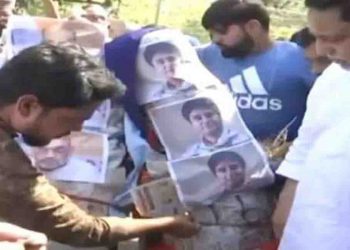 सिंधि‍या का फूंका पुतला : नारा लगा…कांग्रेस के गद्दारों को, गोली मारो…