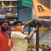 बजरंग दल ने सब्जियों के ठेले पर लगाया अपना झ़ंडा : ताकि लोग हिन्दू–मुसलमान में अंतर कर सकें