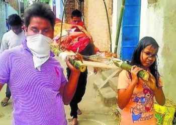 कोरोना के डर से अपनों ने छोड़ा साथ : बजरंग दल वालों ने किया विधवा का अंतिम संस्कार