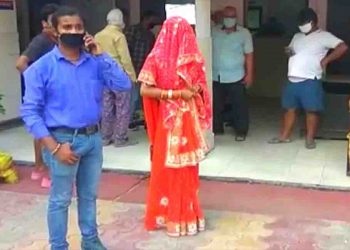 माँ ने राशन लाने भेजा था, बेटा शादी करके आ गया : माँ ने बहु मानने से किया इन्कार