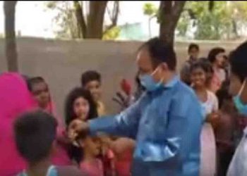 कांग्रेस MLA ने किया बड़ा मजाक, लॉकडाउन में मदद के नाम पर भीड़ लगाकर दिए मात्र 10-10 रुपए