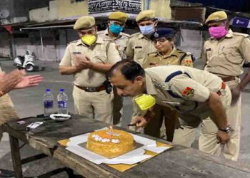 जन्मदिन के दिन लॉकडाउन में चौराहे पर ड्यूटी दे रहे थे ACP, केक लेकर आए लोग, चौराहे पर मना जन्मदिन