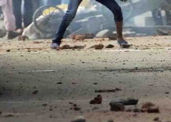 कोरोनो संदिग्ध की जाँच करने गई मेडिकल टीम पर ‘भीड़’ ने किया पथराव, पुलिस पर भी हमला