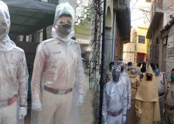 संजय झा ने करा दी सरकार की किरकिरी : रेनकोट पहने पुलिसकर्मी को बताया कोरोना का हीरो