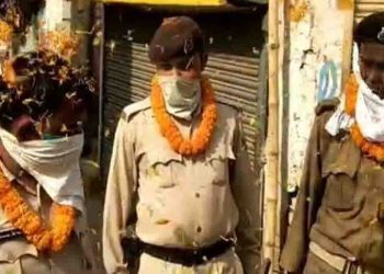 कोरोना वॉरियर्स का सम्मान : बेगूसराय में पुलिसवालों पर बरसाए फूल, बजायी तालियां