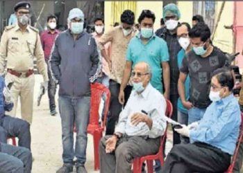 दरभंगा : कोरोना संदिग्ध मुंह में पानी भरकर डॉक्टरों पर फेंक रहे हैं, मारपी’ट कर रहे हैं