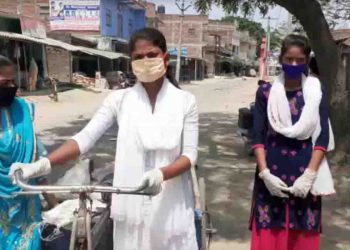 जज्बे को सलाम : मधुबनी की बेटियाँ ठेला चलाकर, सर पर ढोकर असहायों के बीच बाँट रही राशन सामग्री