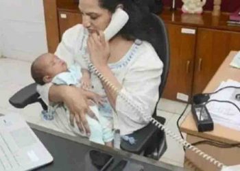 रियल हीरो : एक महीने के बच्चे को लेकर काम पर लौटीं कमिश्नर