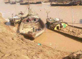 कोईलवर में जारी है बालू का अवैध खनन : नियम कानून है इनके ठेंगे पर