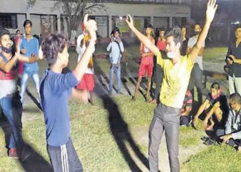 बिहार के इस क्वारेंटाइन सेंटर में तू लगावेलू लिपस्टिक गाने का है खूब डिमांड