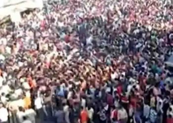 मुंबई में हजारों की भीड़ सड़क पर उतर आई है : पुलिस ने लाठी चार्ज भी किया, वजह रूलाने वाली है