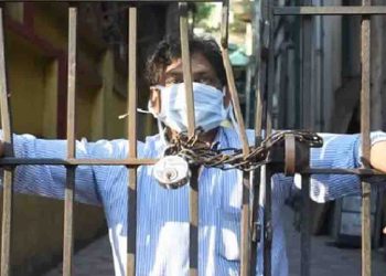 लॉकडाउन में दुकान बंद कराने पर भड़के लोगों ने SI को पीटा, फाड़ दिया वर्दी