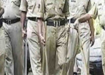 शराब की सूचना पर पुलिस गई और ग्रमीणों ने बंधक बना लिया