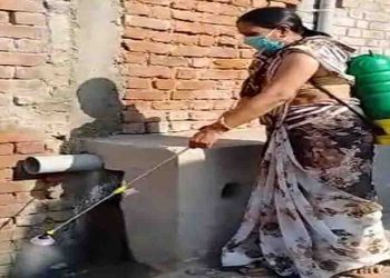 जज्बे को सलाम : पीठ पर मशीन उठाकर पूरे गांव को खुद सैनिटाइज कर रही हैं यह मुखिया