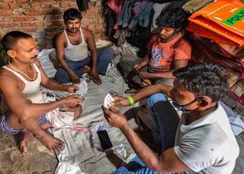 दोस्तों के साथ ताश खेलना पड़ा महंगा, 24 लोग हुए कोरोना पॉजिटिव
