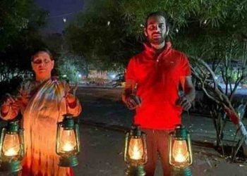 राबड़ी देवी और तेजप्रताप यादव ने भी दिया मोदी जी का साथ, लालटेन जलाकर कोरोना की जंग में एकता को दिखाया
