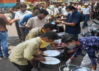 चौथी पास दो भाइयों ने गरीबों का पेट भरने के लिये बेच दी अपनी जमीन, जुटाए 25 लाख रुपये