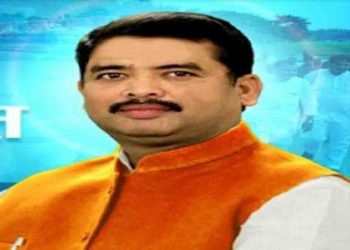 बच्चे कोटा में फंसे हैं और लॉकडाउन में दिल्ली से बिहार आ गए MP संतोष कुशवाहा