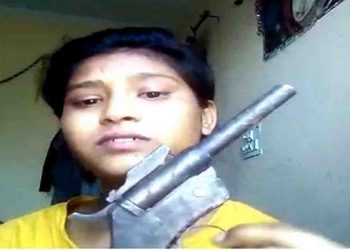 चाचा ने पिस्तौल देकर कहा- मां-भाई-बहन को मार दो, भतीजी ने खुद को मार ली गोली